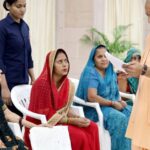 मुख्यमंत्री-योगी-आदित्यनाथ-ने-जनता-दर्शन-में-सुनीं-फरियादियों-की-समस्याएं