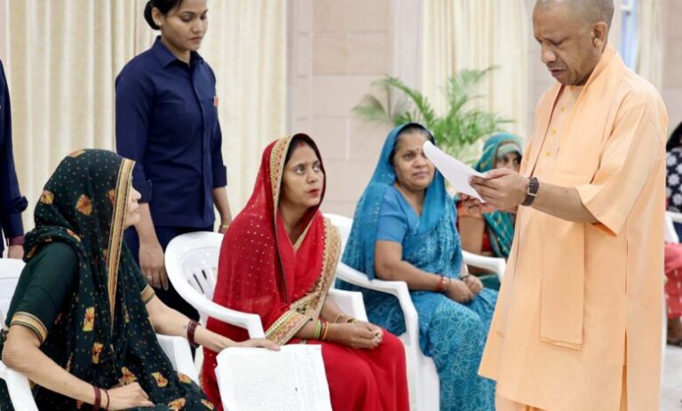 मुख्यमंत्री-योगी-आदित्यनाथ-ने-जनता-दर्शन-में-सुनीं-फरियादियों-की-समस्याएं