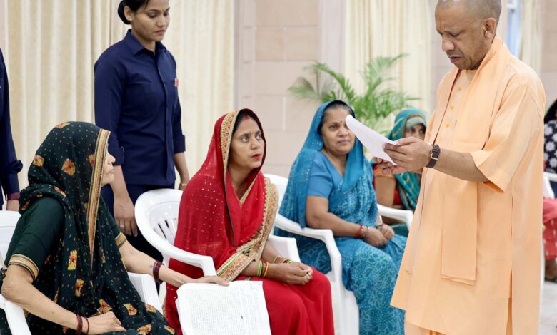 मुख्यमंत्री-योगी-आदित्यनाथ-ने-जनता-दर्शन-में-सुनीं-फरियादियों-की-समस्याएं