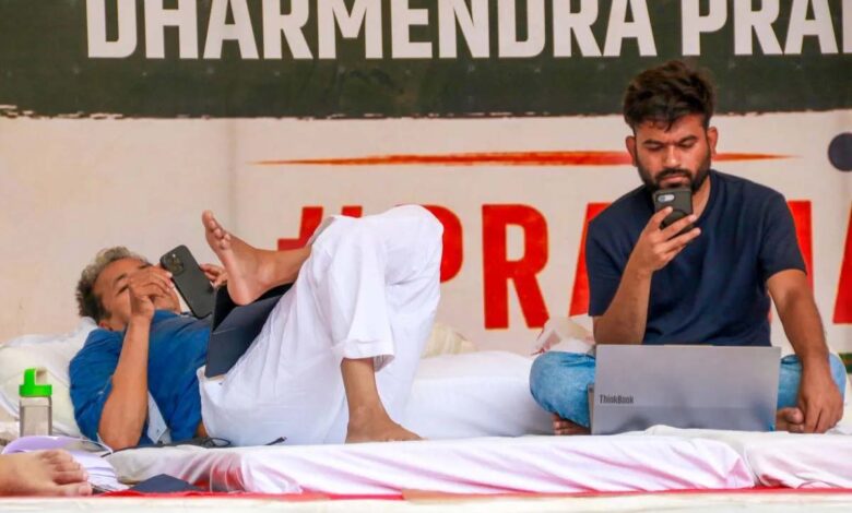 जंतर-मंतर-प्रदर्शन-में-बोले-अभिजीत-दीपके—सोनम-वांगचुक-अनुभवी-हैं,-हम-क्यों-भूखे-रहें