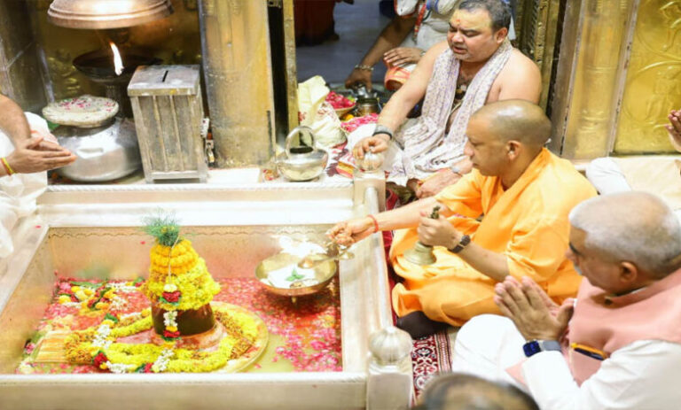 मुख्यमंत्री योगी आदित्यनाथ-ने लोकमंगल-की-कामना-के-साथ-काल-भैरव-व-काशी-विश्वनाथ मंदिर में-किए दर्शन