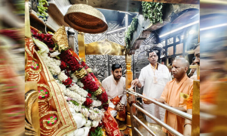 मुख्यमंत्री-योगी-ने-मां-विंध्यवासिनी-के-दरबार-में-की-पूजा-अर्चना