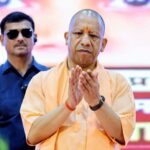 सीएम-योगी-ने-चित्रकूट-में-योजनाओं-के-लाभार्थियों-को-वितरित-किए-चेक