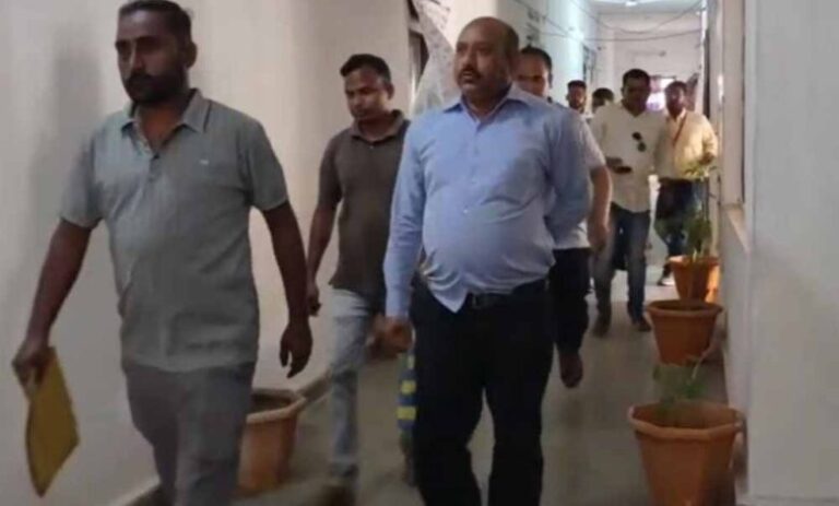 कोंडागांव-में-रिश्वतखोरी-का-भंडाफोड़,-नामांतरण-के-बदले-घूस-लेते-तहसीलदार-का-रीडर-गिरफ्तार