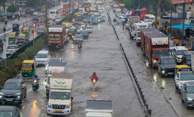 दिल्ली-ncr-में-बारिश-से-हाल-बेहाल!-नोएडा-गुरुग्राम-की-सड़कें-जलमग्न,-कई-जगह-लंबा-ट्रैफिक-जाम