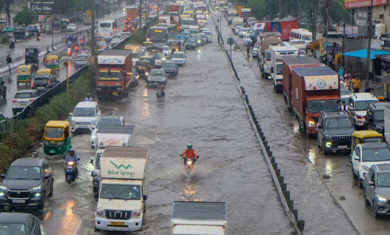 दिल्ली-ncr-में-बारिश-से-हाल-बेहाल!-नोएडा-गुरुग्राम-की-सड़कें-जलमग्न,-कई-जगह-लंबा-ट्रैफिक-जाम