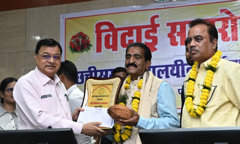 मंत्रालय-के-तीन-अधिकारी-कर्मचारियों-को-सम्मानपूर्ण-विदाई