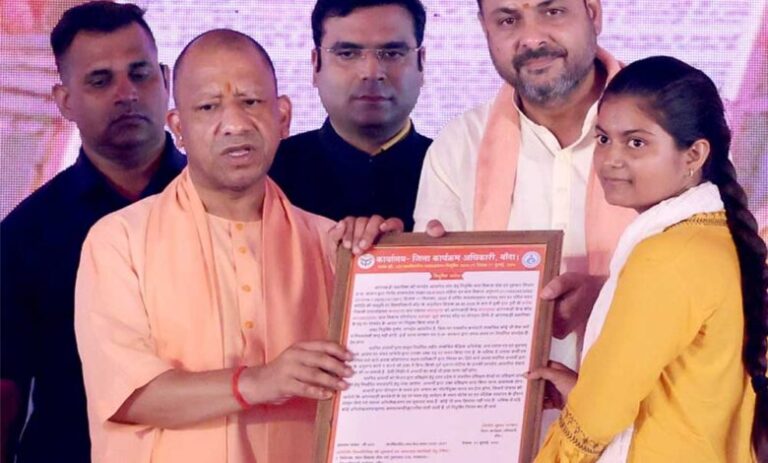 मुख्यमंत्री-ने-दो-महिलाओं-को-आंगनबाड़ी-सहायिका-पद-के-लिए-दिए-नियुक्ति-पत्र