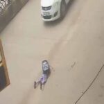 cg-news:-चलती-स्कूल-वैन-का-गेट-खुला,-सड़क-पर-गिरा-मासूम;-बड़ा-हादसा-टला