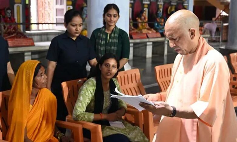 गोरखपुर-जनता-दर्शन-में-सीएम-योगी-ने-सुनी-250-लोगों-की-समस्याएं