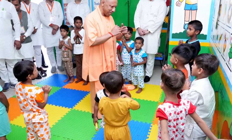 मुख्यमंत्री-ने-अपने-हाथों-से-बच्चों-को-परोसा-भोजन
