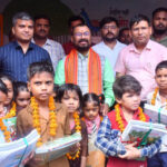 स्कूल-चलो-अभियान-के-दूसरे-चरण-में-1.32-लाख-परिषदीय-विद्यालयों-में-हुआ-भव्य-प्रवेशोत्सव