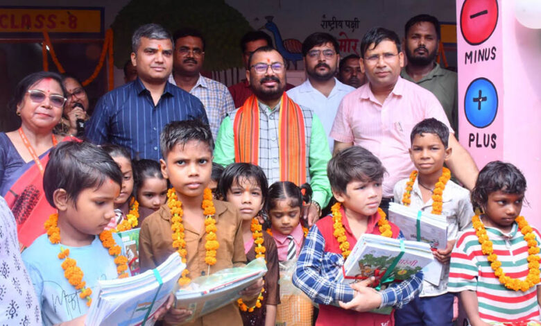 स्कूल-चलो-अभियान-के-दूसरे-चरण-में-1.32-लाख-परिषदीय-विद्यालयों-में-हुआ-भव्य-प्रवेशोत्सव